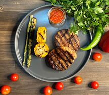 Стейк из cвинoй шеи с овощами