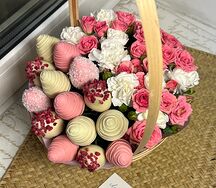 Корзина из клубники в шоколаде и цветов