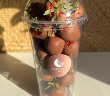 Стаканчик клубники в шоколаде