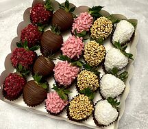 Клубника в молочном и белом шоколаде с малиной, воздушным рисом и кокосом 