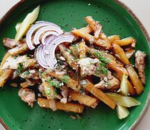 Жареная картошка по-домашнему с луком и двойным мясом