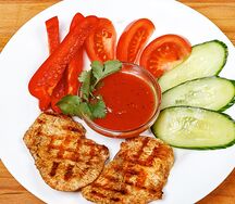 Куриная грудка на гриле с овощами