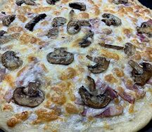 Пицца с беконом и шампиньонами