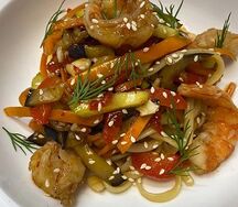 Удон с королевскими креветками и овощами