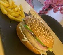 Бургер с Курицей и Картофелем Фри