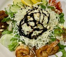 Салат с креветками и руколой