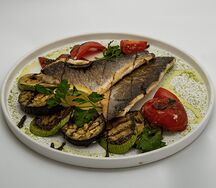 Филе сибаса с овощами на гриле