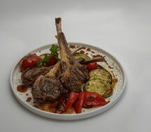 Баранья корейка с овощами на гриле