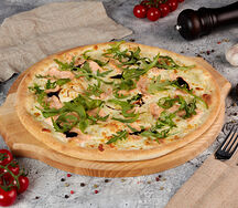 Пицца с лососем и рукколой