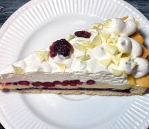 Брусничный торт с белым шоколадом