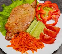 Отбивная из свинины с овощами