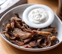 Жареные свиные уши с чесночным соусом