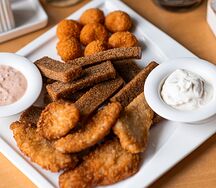 Пивная тарелка с аджикой и чесночным соусом
