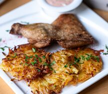 Сочное филе куриного окорока с драниками и пряным соусом