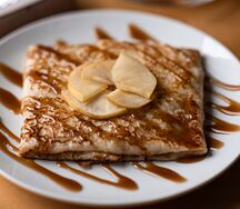 Блинчик с яблоком и солёной карамелью