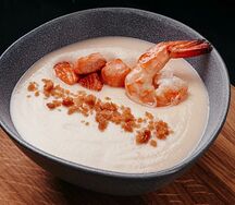 Сливочный крем-суп с лососем и креветкой
