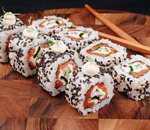 Ролл с копчёным лососем