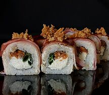 Ролл с беконом и лососем терияки