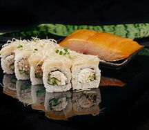 Ролл с масляной рыбой, крабом и пармезаном