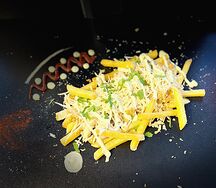 Фри под курицей с сыром
