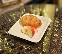 Пирожок с яблоком и корицей
