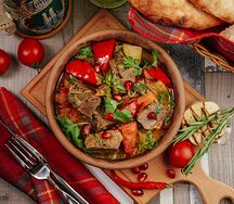 Говядина по-кавказски с помидорами и печеным картофелем