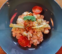 Оливье с подкопчённой курицей и креветками