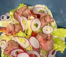 Салат с ростбифом в кунжутно-ореховом соусе