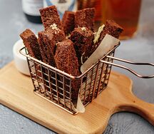 Ржаные гренки с сыром и чесночным соусом