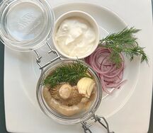 Соленые белые грузди с луком и сметаной
