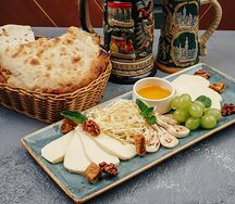 Кавказские сыры с мёдом и грецкими орехами