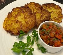 Драники из картофеля с овощной сальсой