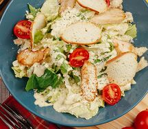 Салат Цезарь с курицей