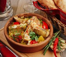 Филе судака, запеченное с цукини, помидорами, картофелем и сыром сулугуни