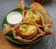 Большой печеный картофель с маслом и сметанно-чесночным соусом