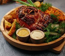 Свиная рулька тушенная в пиве
