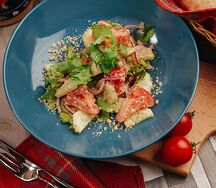Овощной салат по-грузински с орехами⁣