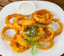 Луковые кольца с соусом