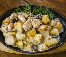Тушеная курочка в сливках