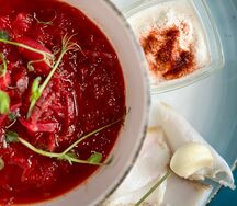Борщ с пампушкой