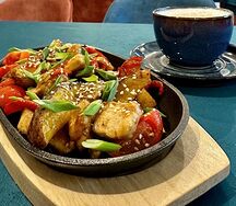Курица с запеченным картофелем под соусом терияки 