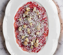 Карпаччо из говядины с артишоками			