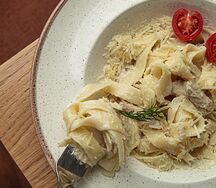 Феттуччине с куриной грудкой в сливочном соусе