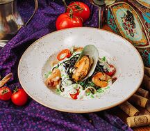 Чёрная паста с морепродуктами
