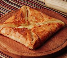 Хачапури из слоеного теста