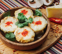 Шампиньоны, запеченные с сыром сулугуни