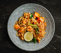 Стеклянная лапша по-сингапурски с курицей и креветками