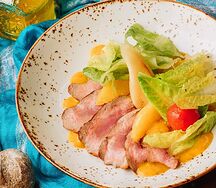 Салат с утиной грудкой и пряной грушей