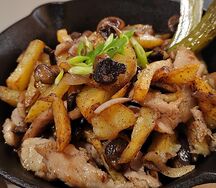 Жарёха из молодого картофеля с мясом и грибами на сковородочке