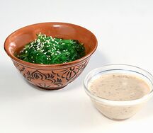 Салат Чука с ореховым соусом